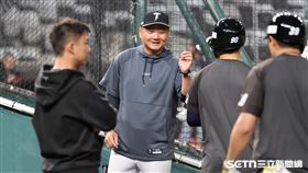 WBC台灣隊第2階段集訓，總教練曾豪駒和球員交談。（圖／記者劉彥池攝影）