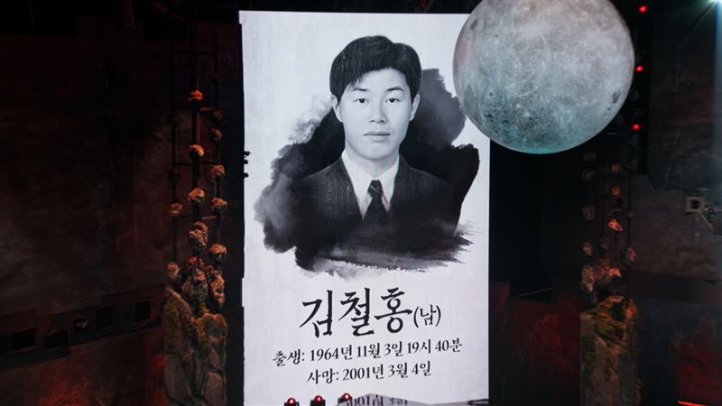 《天機試煉場》製作單位拿罹難消防員遺照讓靈能者猜死因。(圖/翻攝自翻攝自韓國Disney+)