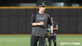 WBC台灣隊第2階段集訓，旅日投手張峻瑋進行戰術演練。（圖／記者劉彥池攝影）