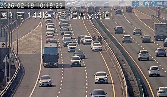 國3北向144.8公里處發生4輛小客車追撞事故，造成回堵。（圖／高公局提供）