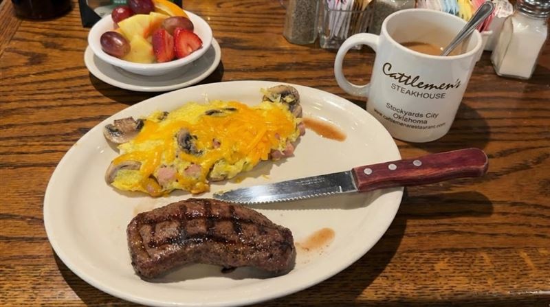 Cattlemen&rsquo;s餐廳最有名的早午餐正是歐姆蛋牛排。（圖／記者蕭翰弦攝影）