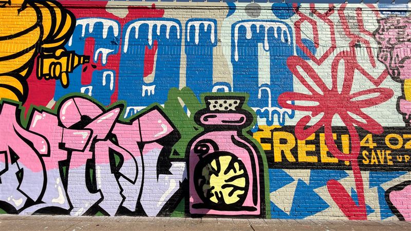 Plaza District的巨型塗鴉藝術前，堪稱是打卡與拍寫真照的好景點。（圖／記者蕭翰弦攝影）