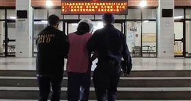 蔡姓男子18日晚間在林邊火車站旁縱火，又到附近超商搶劫，遭警方逮捕送辦。（圖／翻攝畫面）