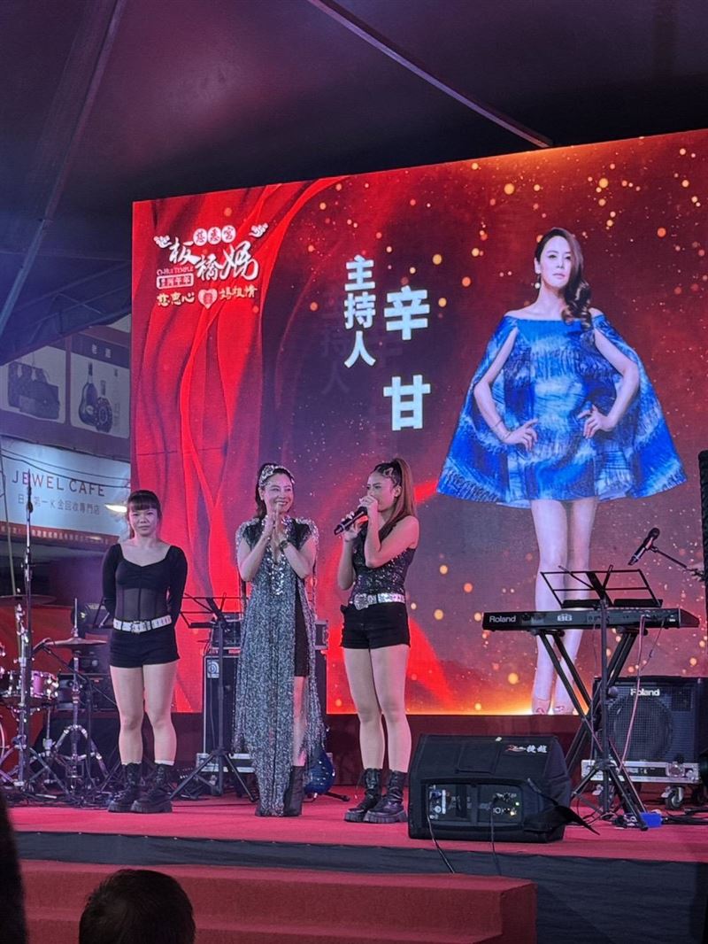 辛甘(中)主持風格幽默大器很受歡迎。(圖/板橋慈惠宮提供)