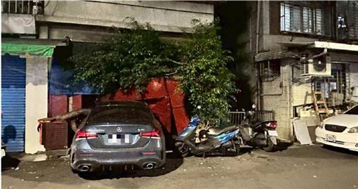毒駕上路！賓士男撞民宅藏喪屍菸彈落網