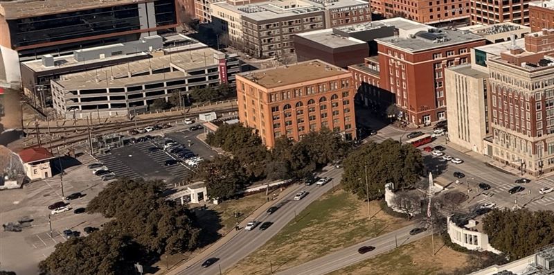 中間6層磚瓦建築為甘迺迪總統遇刺的第六層博物館，甘迺迪總統正是在底下道路遭狙擊暗殺。（圖／記者蕭翰弦攝影）