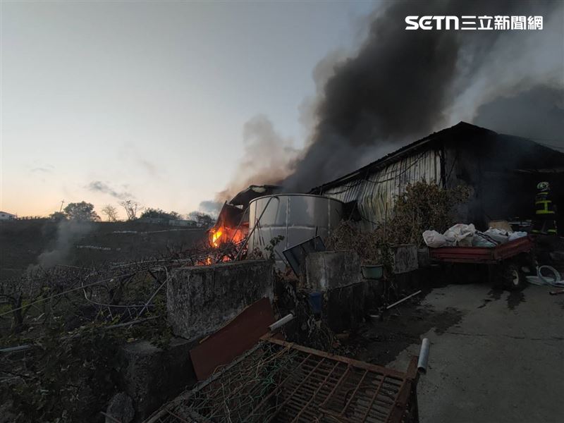 台中和平區一處工寮疑遭地主之子惡意縱火，果農夫妻生財工具付之一炬，損失超過600萬元。（圖／翻攝畫面）