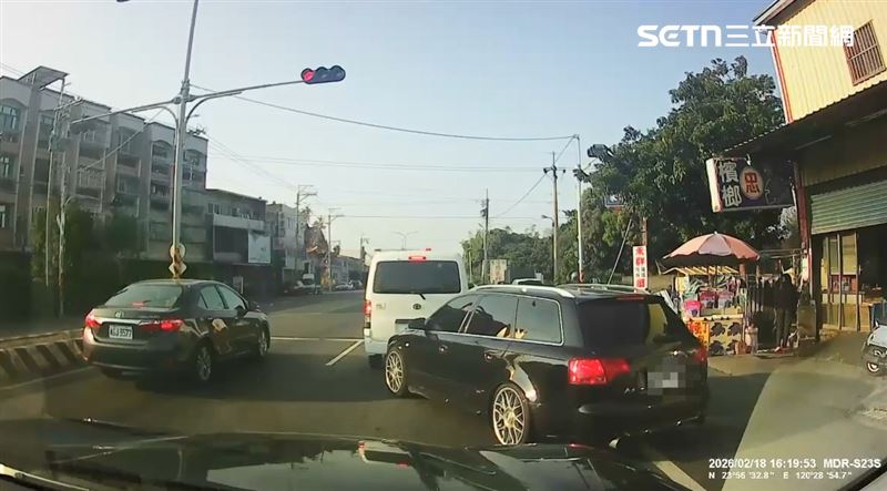 33歲男子吸毒後，駕駛百萬名車上路到處撞，一路逃往派出所自投羅網。（圖／翻攝畫面）