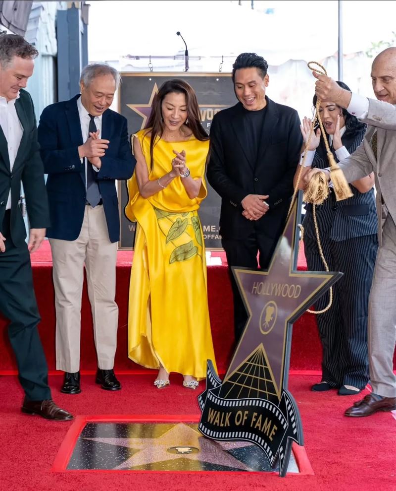 李安（左二）、朱浩偉（右三）為楊紫瓊的揭幕儀式擔任引言人。（圖／翻攝IG＠hwdwalkoffame ）