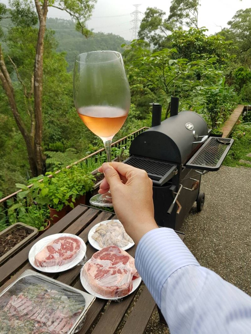 胸腔暨重症專科醫師黃軒嚴正示警，短時間內大量飲酒，恐誘發俗稱的「假日心臟症候群」（Holiday Heart Syndrome, HHS）。平時健康的人也會中鏢（圖／記者許雅惠攝影）