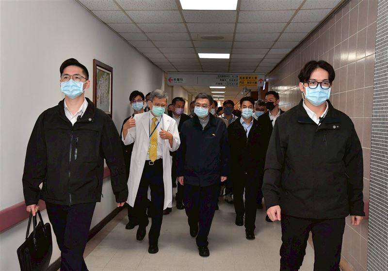 行政院長卓榮泰19日前往高雄榮民總醫院探視澎湖縣陳光復縣長（圖／行政院提供）