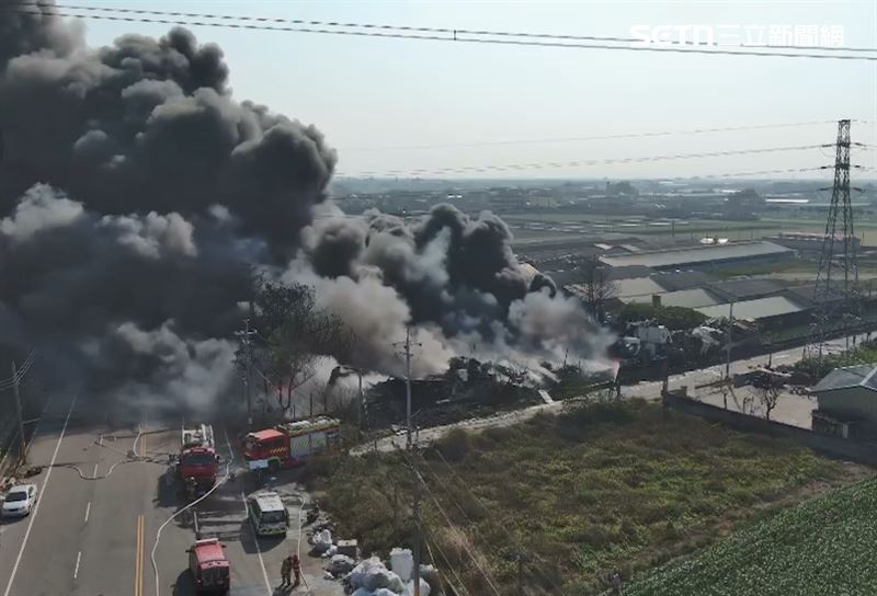 大年初三，雲林縣褒忠鄉一間資源回收場發生火警，驚人黑煙直竄天際。（圖／翻攝畫面）