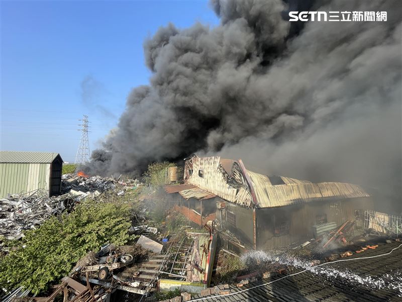 大年初三，雲林縣褒忠鄉一間資源回收場發生火警，驚人黑煙直竄天際。（圖／翻攝畫面）