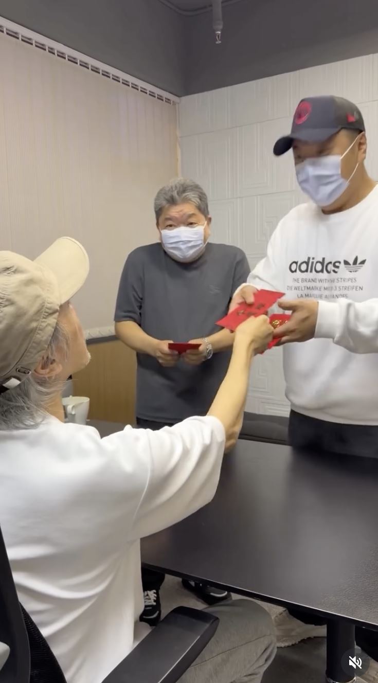 周星馳發放紅包給上前說吉祥話拜年的同事。（圖／翻攝自周星馳IG）
