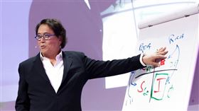 富爸爸警告史上最大經濟崩潰將至，提醒：有錢人早已游刃有餘，窮人還在連滾帶爬。意思是打造自己的財務方舟，不玩別人的遊戲。（圖／翻攝自X平台 @Robert Kiyosaki、翻攝自IG @therealkiyosaki、高寶書版提供）