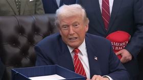 川普被問到關於艾普斯坦的事，神情似乎相當不滿。（圖／翻攝自YT@The White House）

