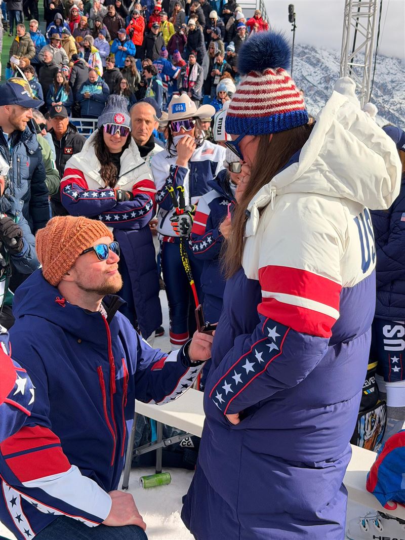 席佛林與男友基德（Aleksander Aamodt Kilde）是滑雪界公認的「神仙眷侶」，每逢情人節男友就會跟她求婚一次，今年也不例外。（圖／翻攝自X平台 @MikaelaShiffrin）