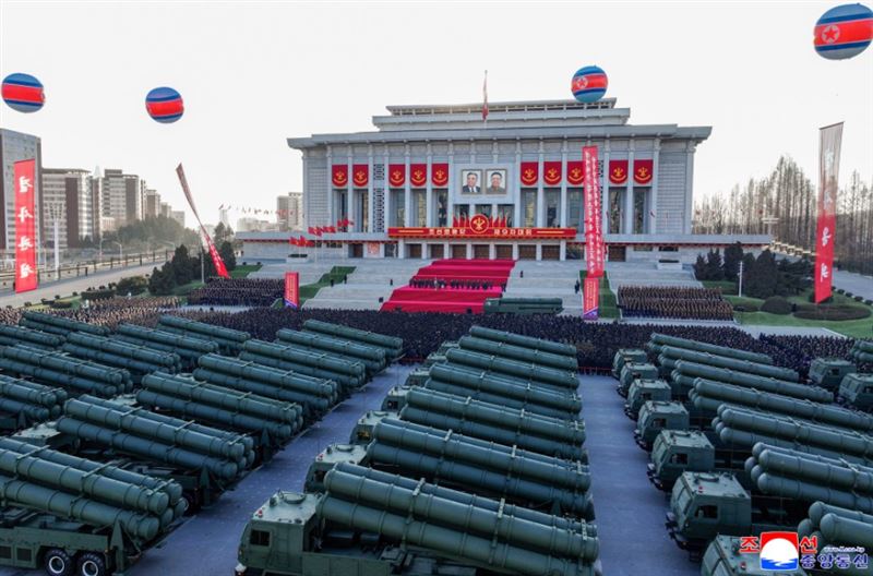一整排新型飛彈發射車整齊排列。（圖／翻攝自朝中社）