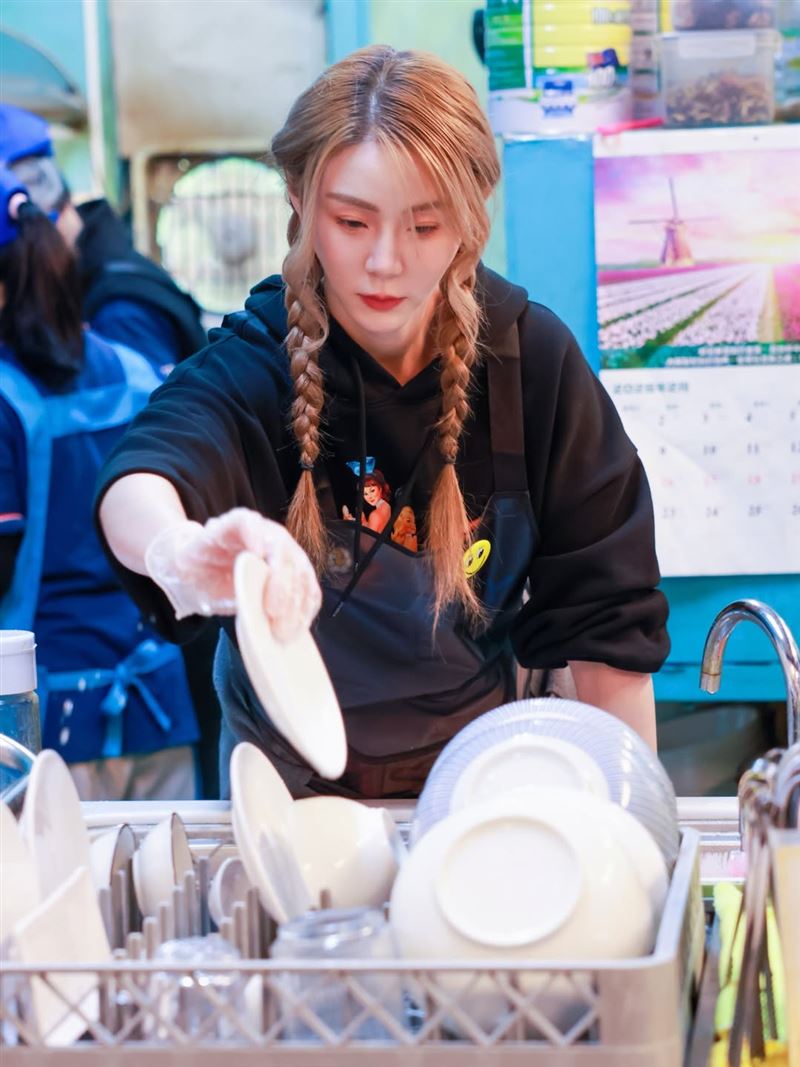 短今過年春節返回平溪餐廳家中化身成為服務生。（圖／翻攝自IG @sammie_923）