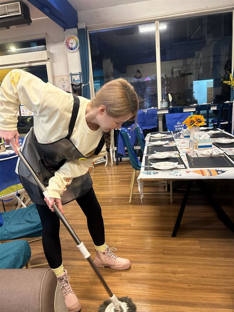 短今過年春節返家中餐廳打掃拖地洗碗整整忙活超過10小時。（圖／翻攝自IG @sammie_923）