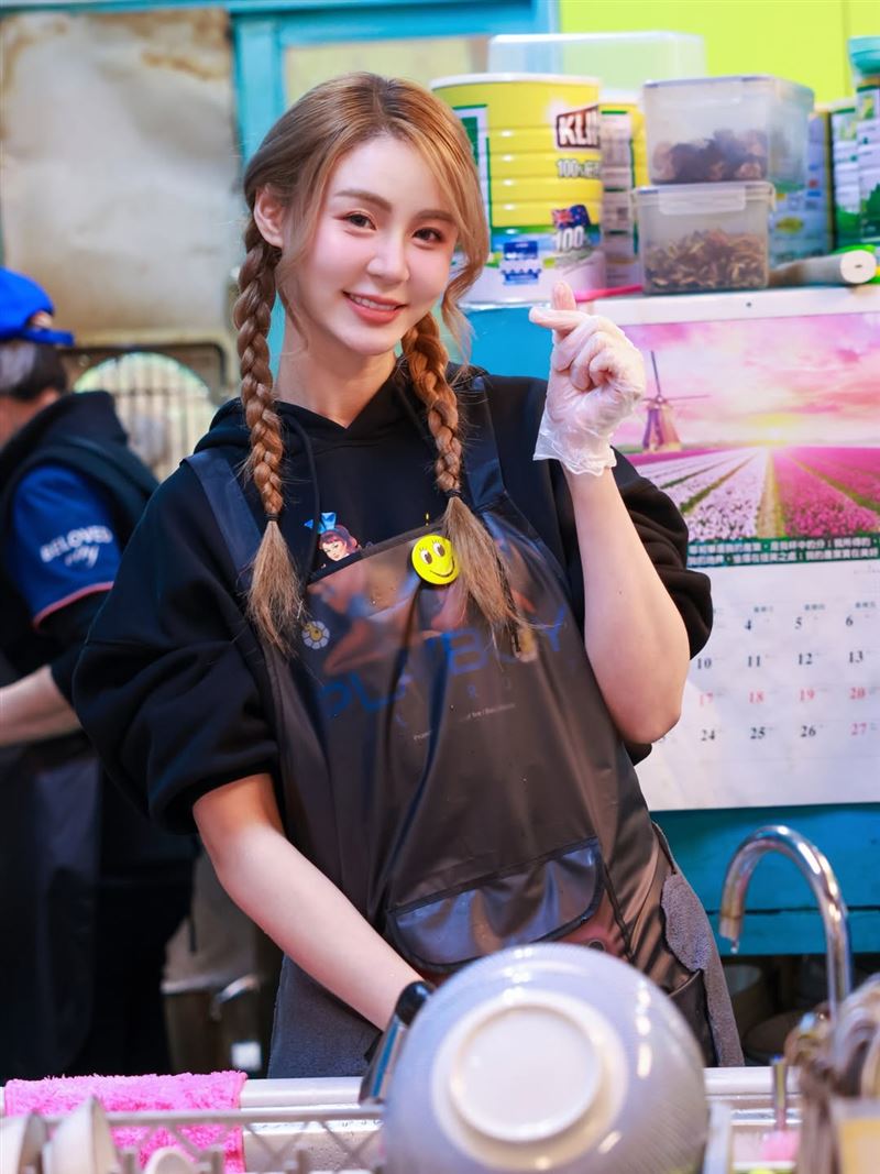 短今過年春節返回平溪餐廳家中化身成為服務生。（圖／翻攝自IG @sammie_923）