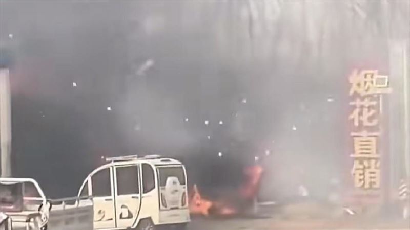 中國湖北省襄陽宜城市鄭集鎮一家販賣煙花爆竹的工廠，在18日下午2時許，不明原因起火爆炸。（圖／翻攝自微博）