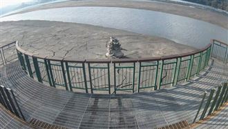 日月潭「九蛙全露」水位狂降！恐封閉碼頭