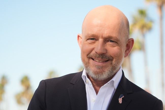 加州州長選戰　民調：共和黨籍前福斯新聞主持人希爾頓領先。（圖／翻攝自X平台 @SteveHiltonx）