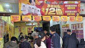 春節期間大樂透、刮刮樂店家很旺 受歡迎 1200萬大紅包 刮刮樂（圖／記者簡浩正攝影）