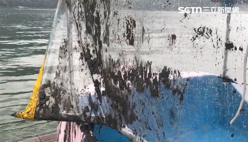 船身上頭沾滿黑色淤泥，場面觸目驚心。（圖／翻攝畫面）