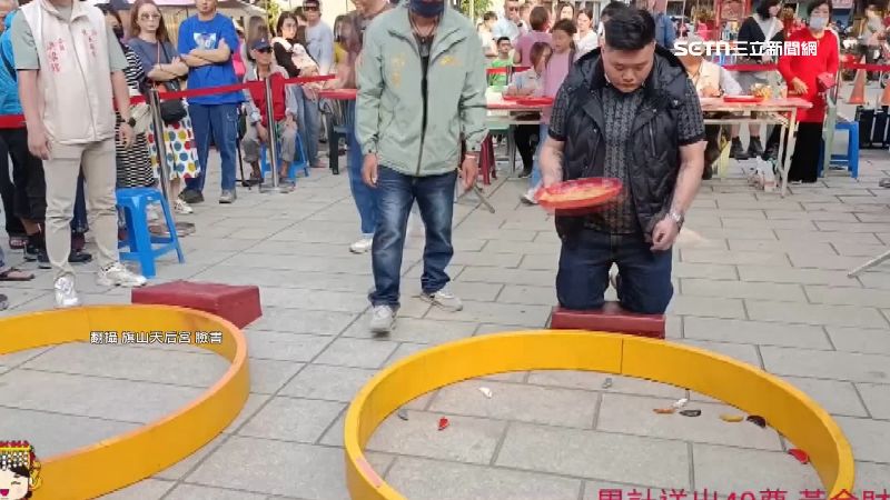 許多民眾都前來碰碰運氣。（圖／翻攝自旗山天后宮臉書）