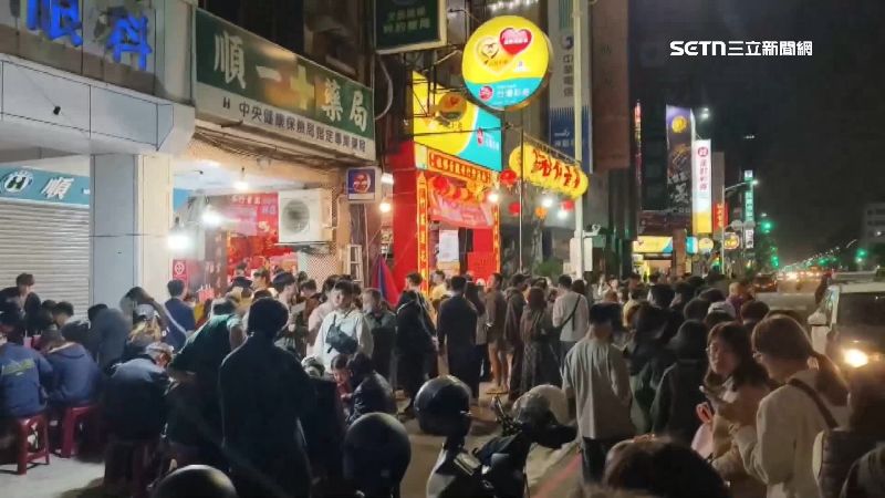 高雄有家彩券行到半夜還是大排長龍