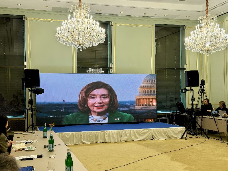 美國前眾議院議長裴洛西透過視訊方式出席柏林「世界論壇」，在台灣專題工作坊發表談話，指出孤立台灣會導致全球災難