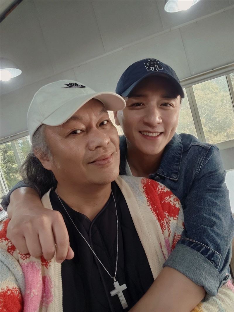 林世偉（左）分享鄭人碩（右）環抱畫面。（圖／翻攝自林世偉臉書）