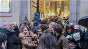 馬德里「聖安東節」動物慶典  大批民眾帶毛孩上教堂西班牙首都馬德里聖安東教堂每年1月17日慶祝「聖安東節」，都會舉辦熱鬧的動物慶典，已成為馬德里的傳統活動，今年雖然天氣不佳，仍吸引大批民眾帶著毛孩前來接受祝福，氣氛歡樂溫馨。中央社記者胡家綺馬德里攝 115年1月18日