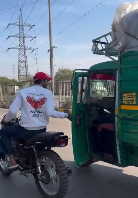 印度一男子拍攝多部「騎摩托車開別人車門」的影片。（圖／翻攝自X）