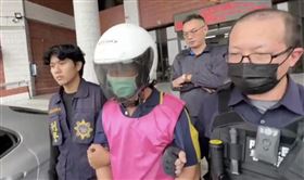 蔡男在林邊車站高架橋下丟擲汽油彈燒毀4輛汽車，並到附近的超商砸店搶劫，警方迅速到場將蔡男制伏送辦。（圖／翻攝畫面）