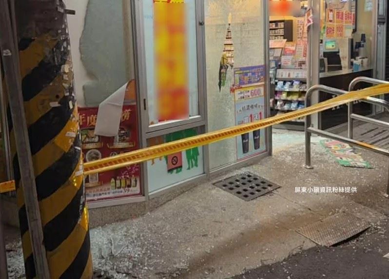 蔡男不但洗劫超商財物還砸店，落地窗玻璃碎滿地。（圖／屏東小鎮資訊粉絲提供）