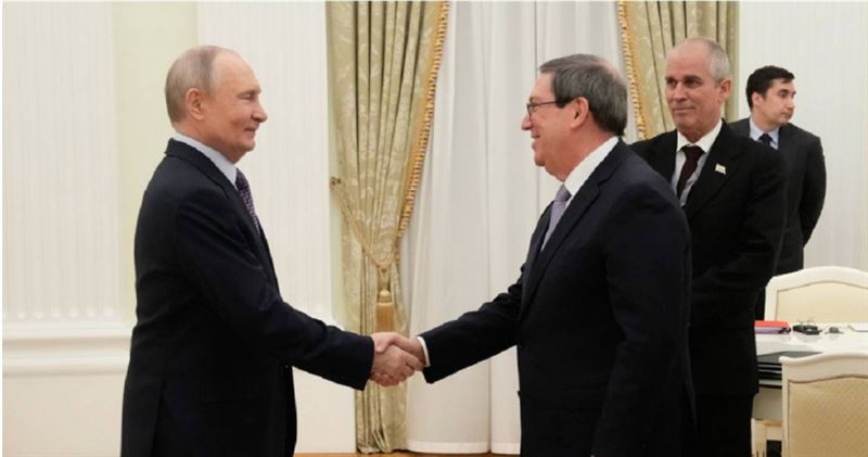 俄羅斯總統普丁（前左）18日在克里姆林宮會見古巴外交部長羅德里奎斯（前右）。（圖／達志／美聯社）