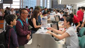 因強震受困北海道國人返國 昨載回約1500人駐日代表謝長廷9日在札幌發出臉書表示，8日華航3班飛機、長榮2班飛機從札幌新千歲機場起飛，共載運1500人左右的台灣旅客回鄉。中央社記者楊明珠札幌攝 107年9月9日