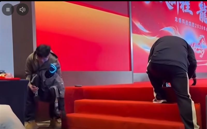 兩名工作人員先透過指令強行讓機體呈現蹲伏姿態，隨後將沉重的機台手動搬離現場。（圖／翻攝自「福爾摩沙向日葵」臉書專頁）