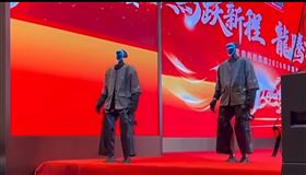 兩部機器人展演後竟無法下台階。（圖／翻攝自「福爾摩沙向日葵」臉書專頁）