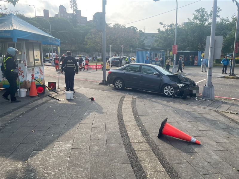 張姓男子駕駛的轎車，突然暴衝進位於新店的陽光運動公園，最後撞上電線桿才停下來，車頭全毀，所幸無人傷亡。（圖／翻攝畫面）