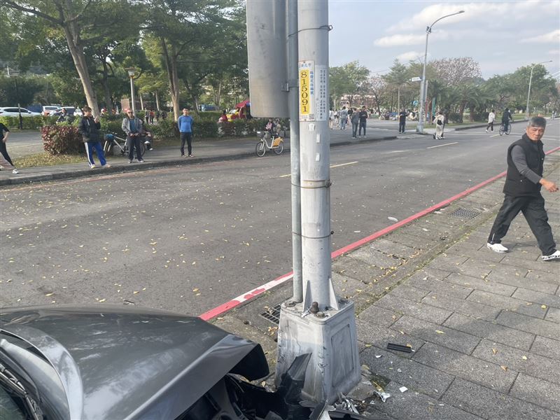 張姓男子駕駛的轎車，突然暴衝進位於新店的陽光運動公園，最後撞上電線桿才停下來，車頭全毀，所幸無人傷亡。（圖／翻攝畫面）