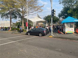 男駕車暴衝進新店陽光公園！驚險瞬間曝光