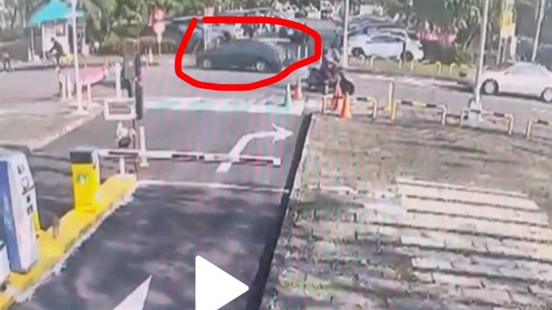 張姓男子駕駛的轎車（紅圈），突然暴衝進位於新店的陽光運動公園，最後撞上電線桿才停下來，車頭全毀，所幸無人傷亡。（圖／翻攝畫面）