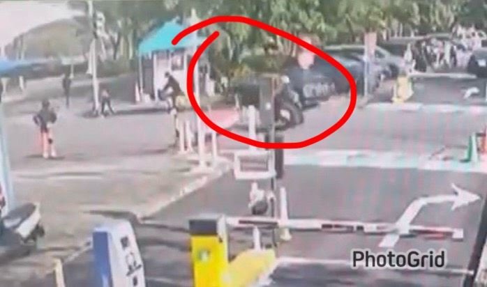 張姓男子駕駛的轎車（紅圈），突然暴衝進位於新店的陽光運動公園，最後撞上電線桿才停下來，車頭全毀，所幸無人傷亡。（圖／翻攝畫面）