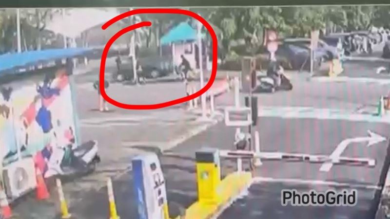 張姓男子駕駛的轎車（紅圈），突然暴衝進位於新店的陽光運動公園，最後撞上電線桿才停下來，車頭全毀，所幸無人傷亡。（圖／翻攝畫面）