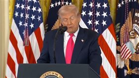 川普近日指控BBC於2024年播出的影片「惡意剪輯」造成誹謗。（圖／翻攝畫面）