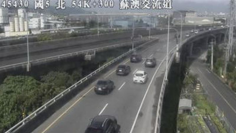 高公局預估初四國5恐塞車18小時，凌晨3點才會緩解。(圖／翻攝自高公局即時影像）
